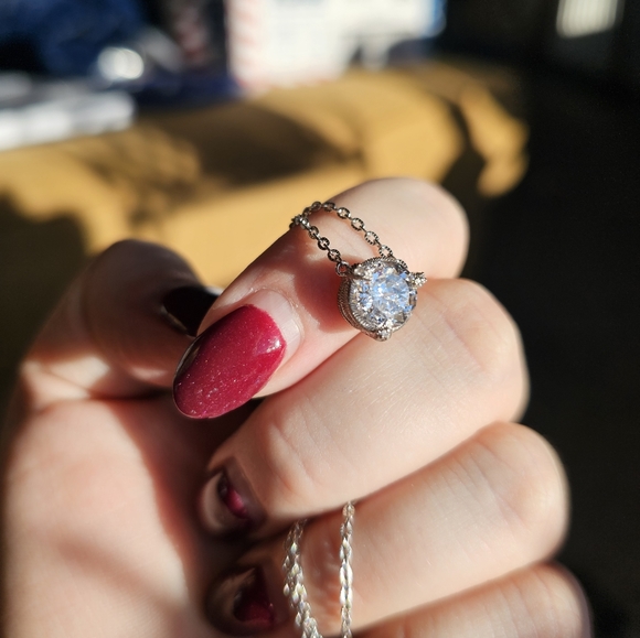 New. Judith Ripka round solitare necklace with extender. Sterling silver. 18 inc - Picture 3 of 7